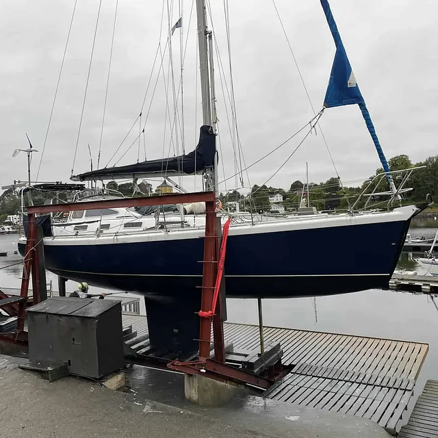 Seilbåt i båtheis for vedlikehold
